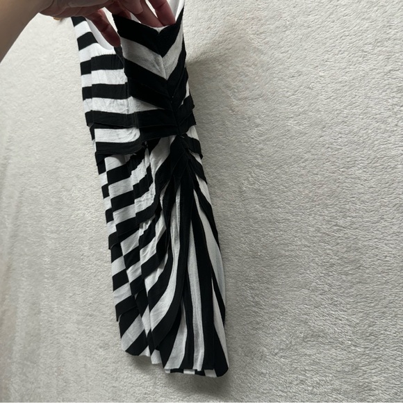 Philosophy Black and White Geometric Tank Top Ruched Side Raw Hem Size Medium - Picture 11 of 16